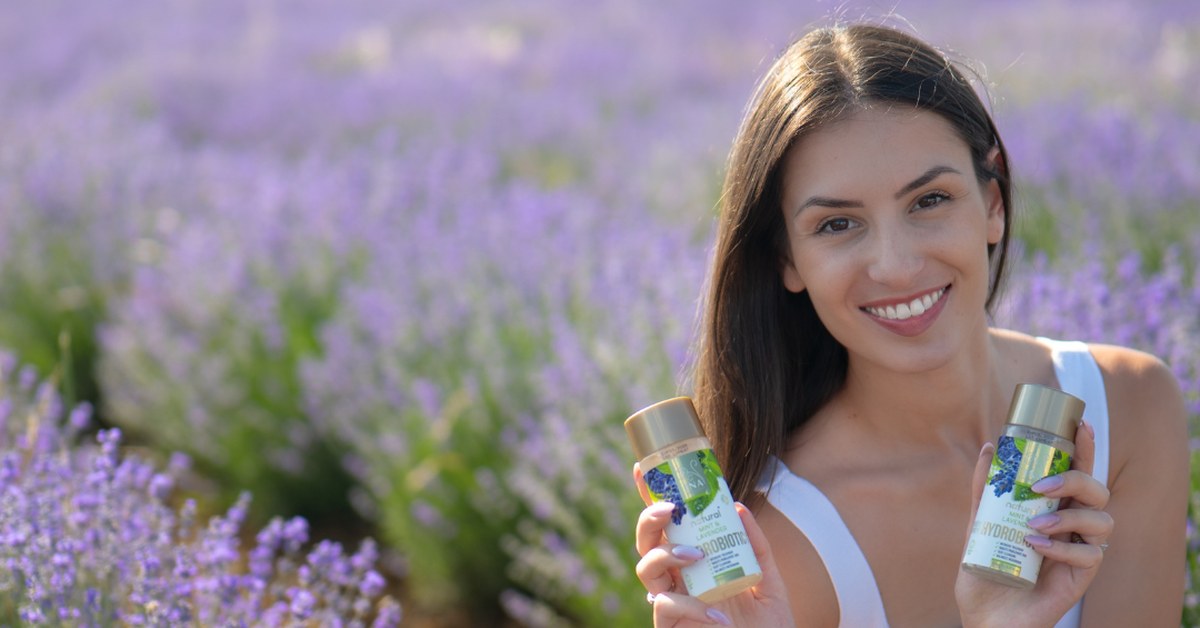 Lawenda Lavandula angustifolia i Hydrobiotic Lawenda & Mięta na polu lawendy