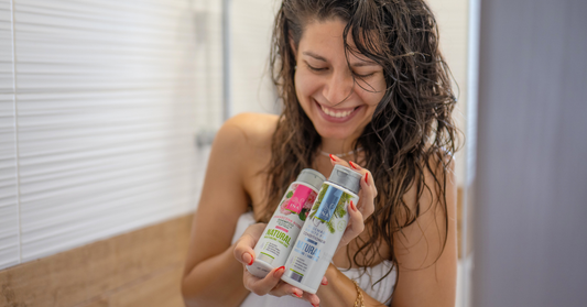 Naturalny Szampon Różany do włosów suchych i zniszczonych od InaEssentials