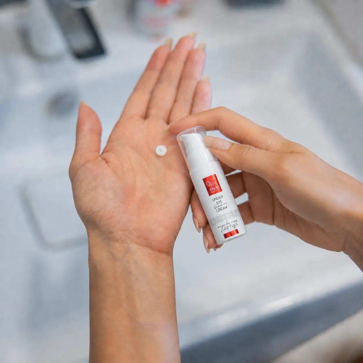 Krok prawidłowego nakładania kremu pod oczy Rose Eye Lift