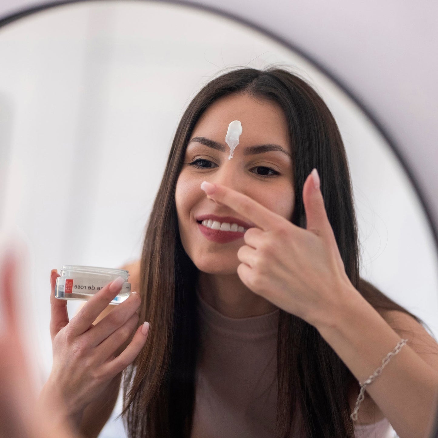 Kup 1 Nawilżający Krem do Twarzy i 1 Serum Przeciwstarzeniowe, a Krem pod Oczy Otrzymasz Gratis